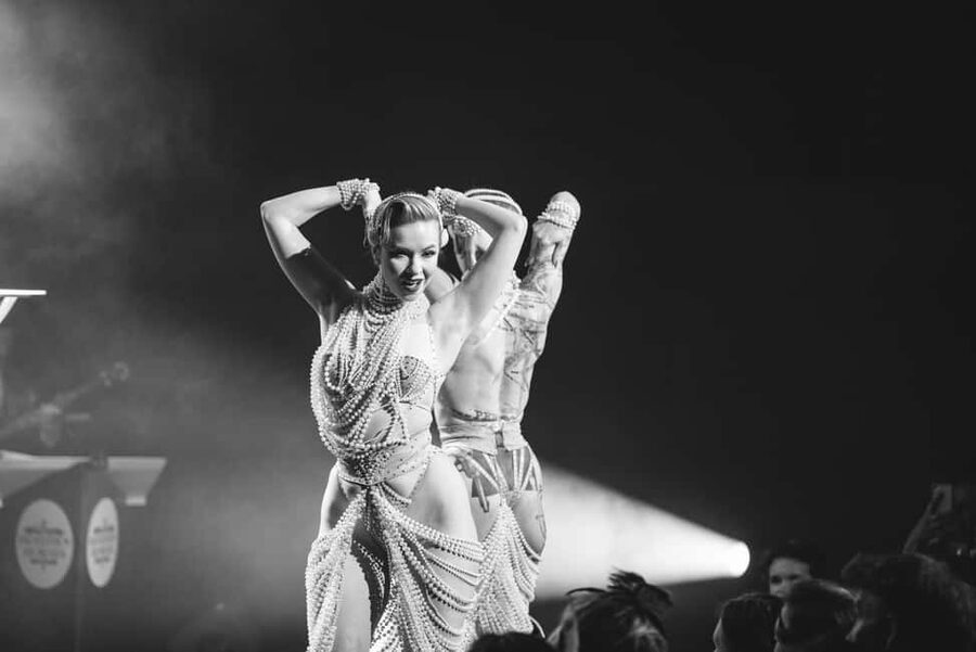 Burlesque Dinner Club in Vienna - Dinner show Part 1: seduction, glamour, and live jazz