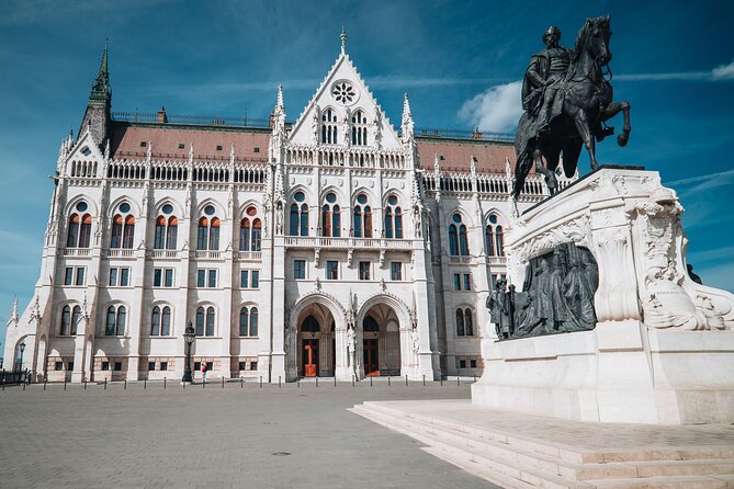 Day Trip to Budapest and Bratislava From Vienna - Bratislava Castle courtyard: views first, then the stories that connect it all