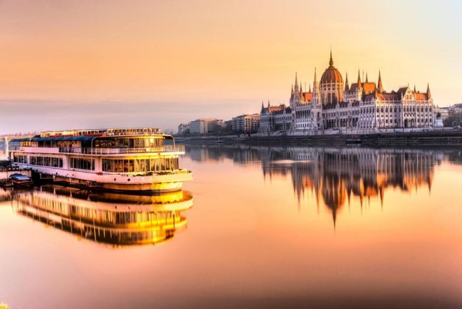 From Vienna: Budapest Small-Group Guided Day Tour - St. Stephen’s Basilica: timing your free time for the best views