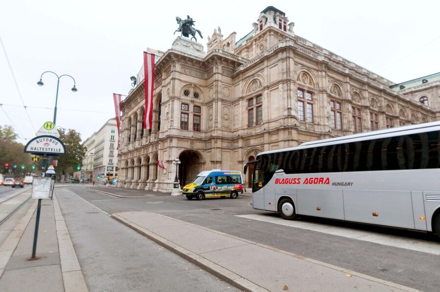From Vienna: Guided Day Trip to Budapest - Budapest by bus: getting the city layout in 90 minutes