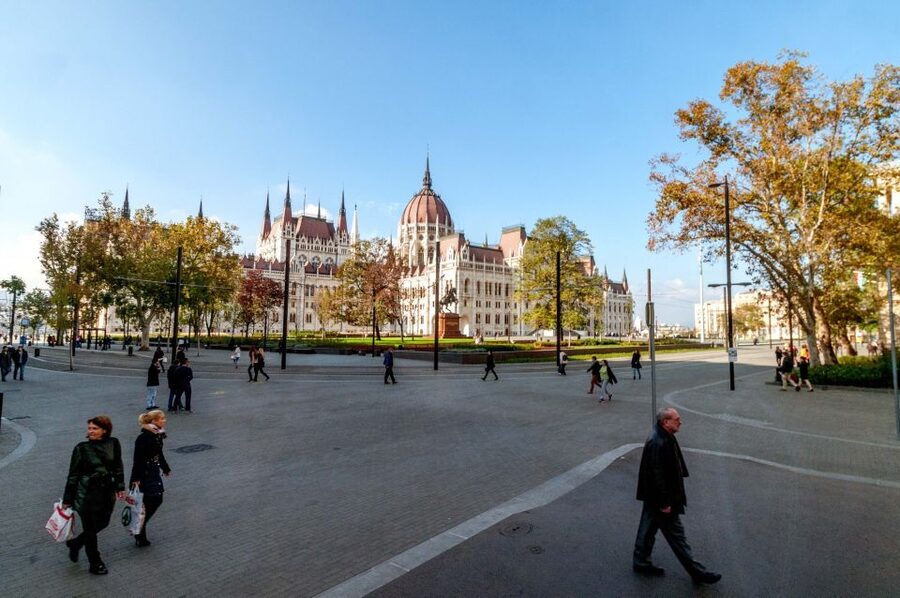 From Vienna: Guided Day Trip to Budapest - Meeting points in Vienna, and why timing matters