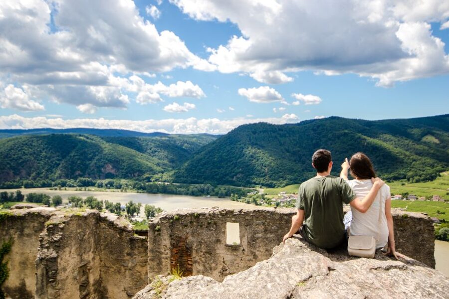 From Vienna: Wachau Valley Day Tour with Wine Tasting - Spitz Winery Stop: Where You Get to Compare Wachau Whites