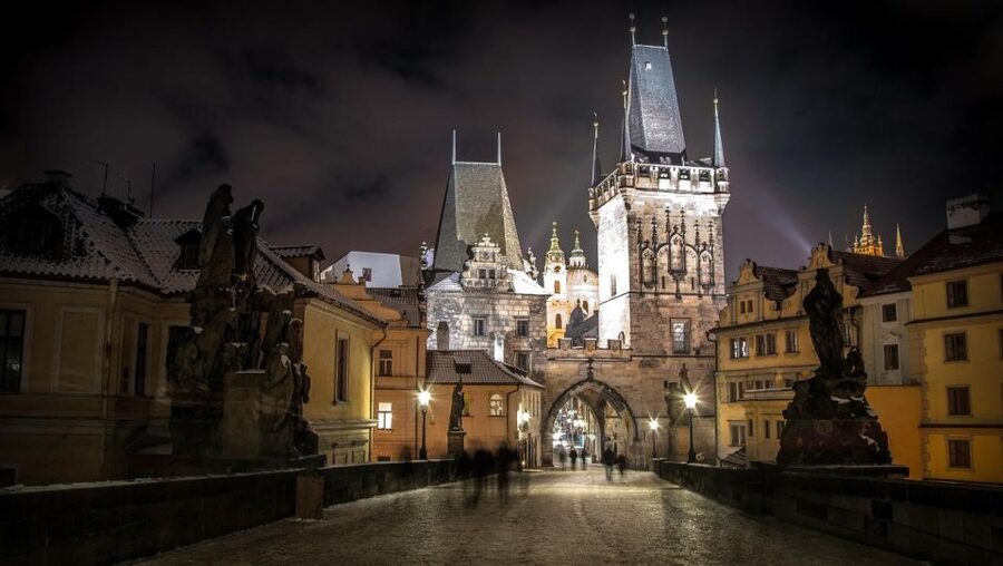 Full-Day Private Tour to Prague from Vienna - Wenceslas Square to Old Town Hall: speed with a purpose