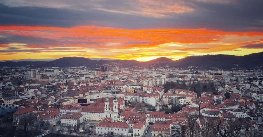 Graz: Funicular Ride & Schlossberg Picnic Experience - Meeting at Schlossbergplatz and finding your picnic basket host