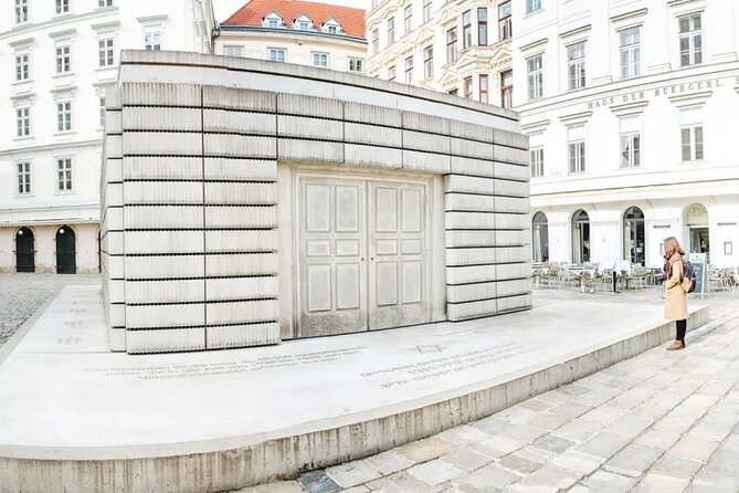 Historical Hitler Walking Tour of Vienna - Akademie der bildenden Kunste: the early-life angle