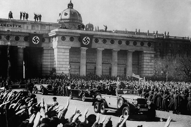 Historical Hitler Walking Tour of Vienna - Heldenplatz: where the 1938 speech still haunts
