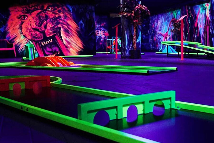 Innsbruck: 3D Mini Golf with Dazzling Light Effects - The 18 UV-lit holes and 3D murals: how to play smarter