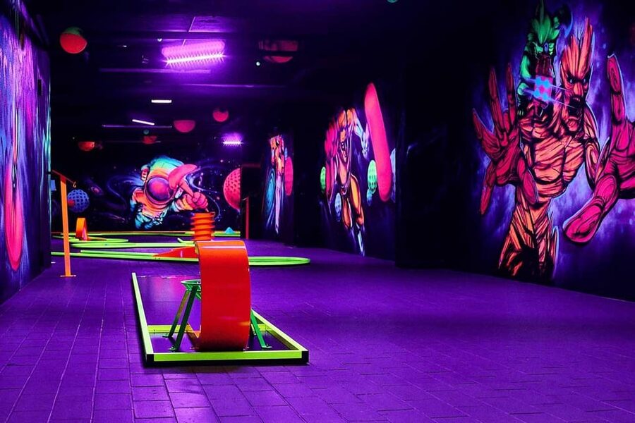 Innsbruck: 3D Mini Golf with Dazzling Light Effects - Your 75-minute game flow, from club pickup to final score