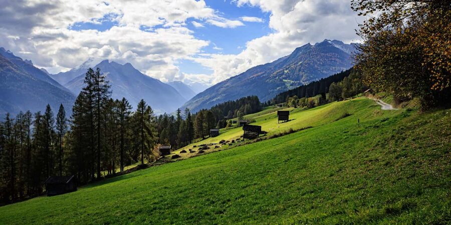 Innsbruck: Panoramic hike over the Telfer Wiesen - Getting there by Stubaitalbahn, less stress, more scenery