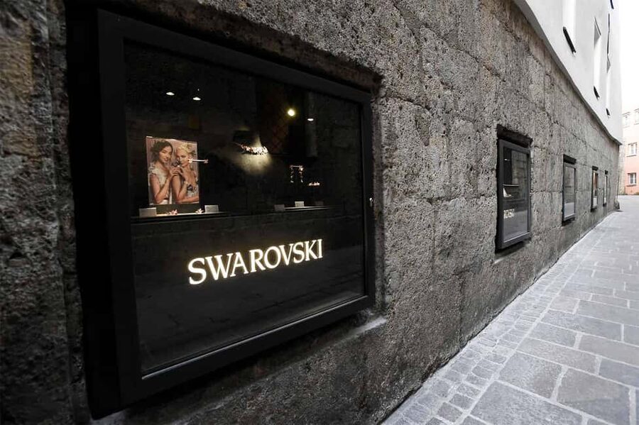 Innsbruck: Swarovski Exclusive Guided Tour with Drink & Gift - Timing and pacing: plan your other Old Town stops around it
