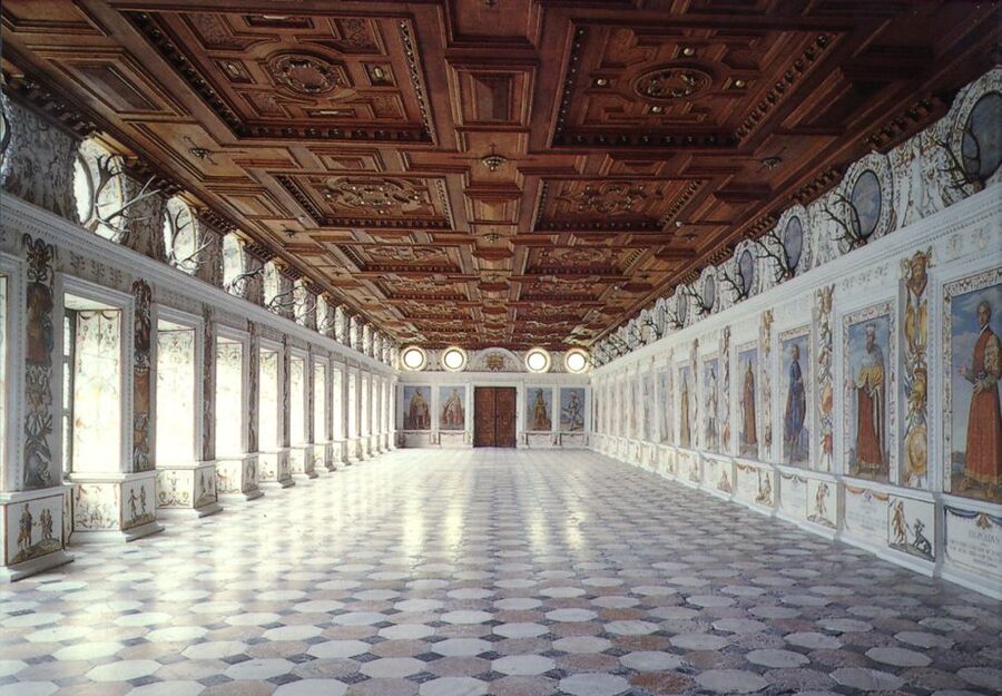 Innsbruck: Tickets for Schloss Ambras - Going solo vs. bringing a tour guide