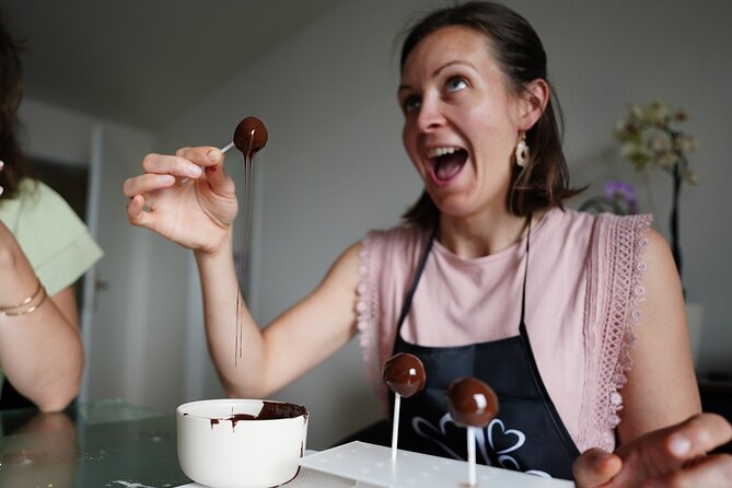 Mozartkugel Erlebnis - Nougat layer and chocolate dipping: the part that tests your timing