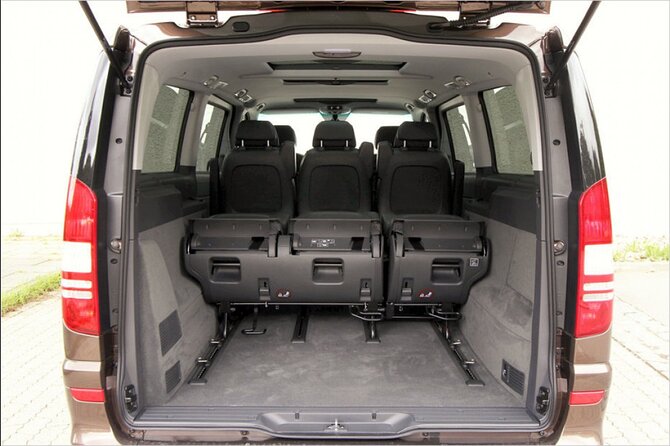 Private airport transfer in Vienna for up to 8 people in minibus - How the Vienna transfer stays simple (and why it matters)