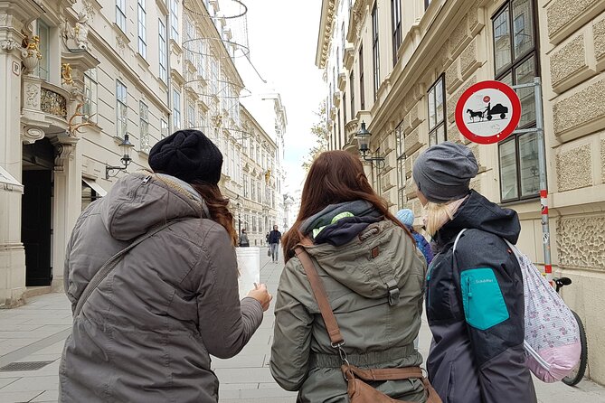 Private City Discovery walk - Historical Treasure hunt - Price and value: $34.84 for a 3-hour Inner City game