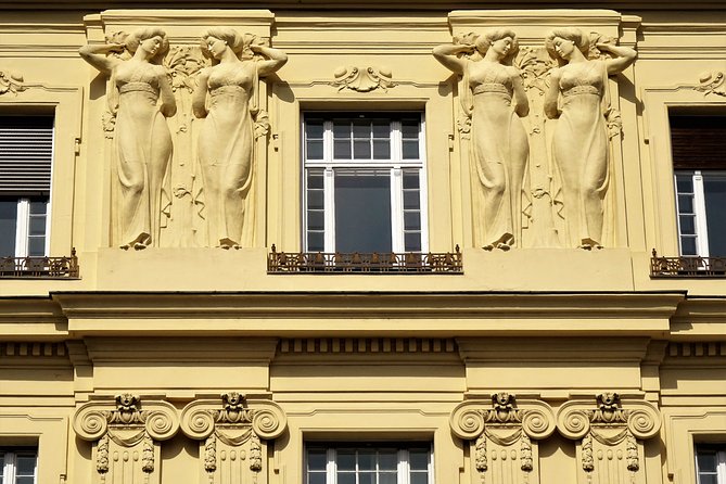 Private Klimt & Vienna Art Walk — From Baroque to Secession - Belvedere Gardens First: Gates, Perspective, and Klimt’s Kiss