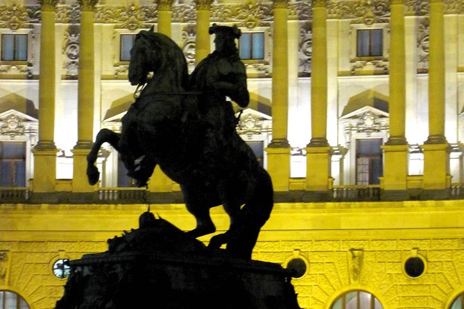 Private Vienna Evening Walk — Orientation for Your First Night - People’s Garden and Theseus Temple: a calm reset in the middle