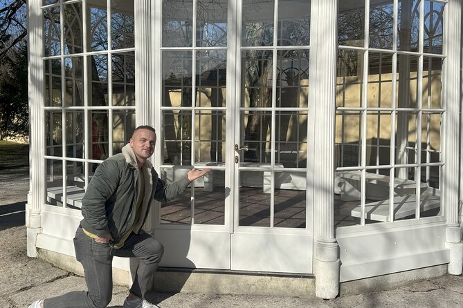 Public 4h tour to filming locations of “The Sound of Music Movie“ - Stop 3: Schloss Hellbrunn gazebo, the 16-going-on-17 photo moment