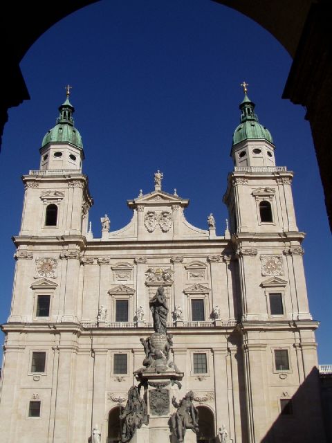 Salzburg 2.5-Hour Walking Tour: Mozart, Old Town & More - Getreidegasse and the wrought-iron trade signs, where Mozart history lives on the street