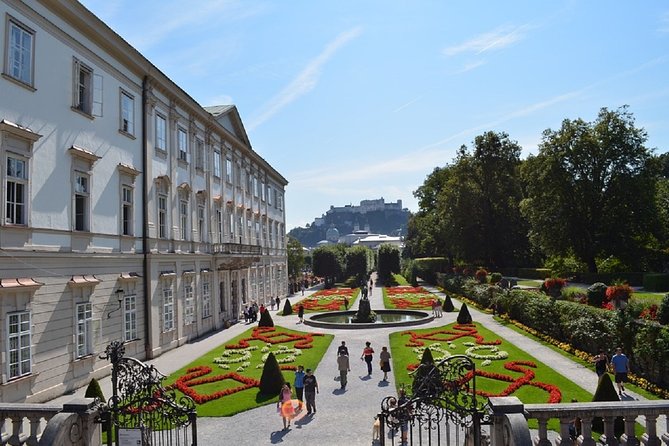 Salzburg Old Town Highlights Private Walking Tour - Getting oriented fast at Marktfrauen-Brunnen