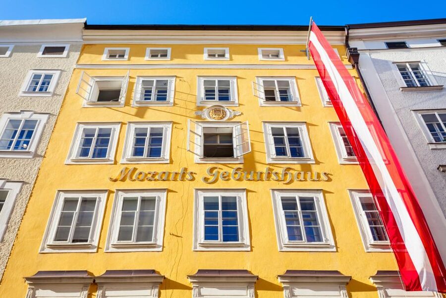 Salzburg: Old Town, Mozart, & Mirabell Gardens Walking Tour - Kapitelplatz: the fortress photo angle and an easy next move