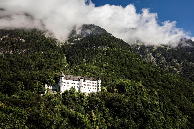 Schloss Tratzberg – Hörspielführung - Getting to the castle: road, train, and shoe choices
