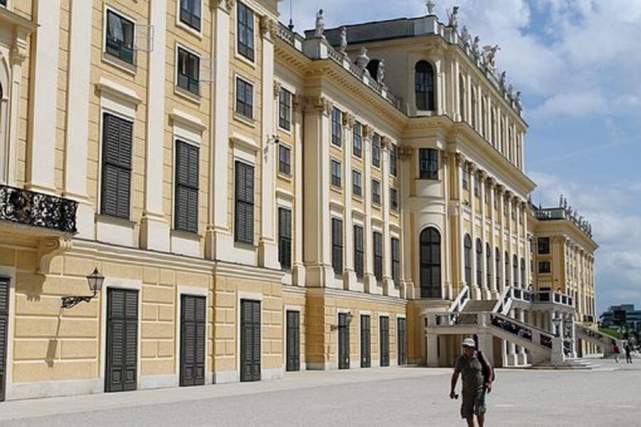 Schönbrunn Grand Tour : Private Skip-the-Line Walking Tour - Price and value for $212 per group (up to 7)