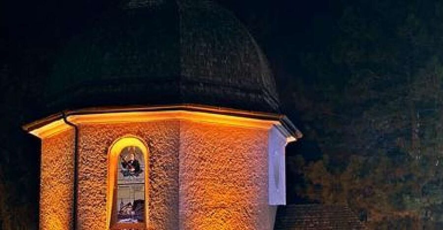 Silent Night Oberndorf Christmas Eve Tour from Salzburg - The Oberndorf Chapel Service: Inside Limits and Outside Mass