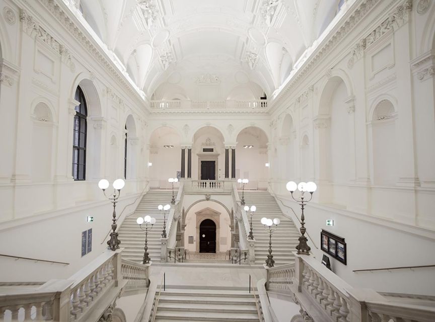 VIENNA AT NIGHT: PRIVATE PHOTO TOUR - Meeting on Universitätsring: starting with the University of Vienna steps