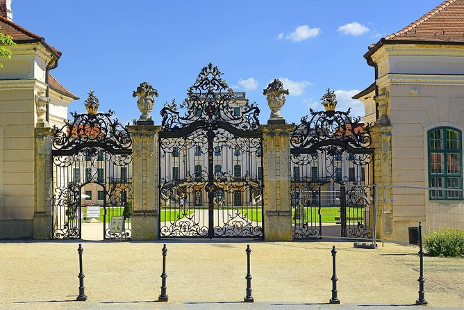 Vienna-Budapest One-Way Sightseeing Transfer - Guide quality is the real product here
