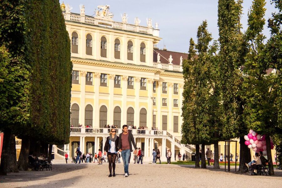 Vienna: Bus & Schönbrunn Palace Skip-the-Line Guided Tour - How the guide languages work: English daily, Spanish and German by day