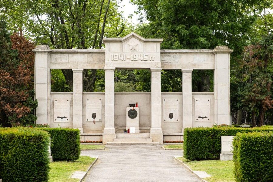 Vienna Central Cemetery Walking Tour with Transfers - Composer graves you’ll want on your mental map
