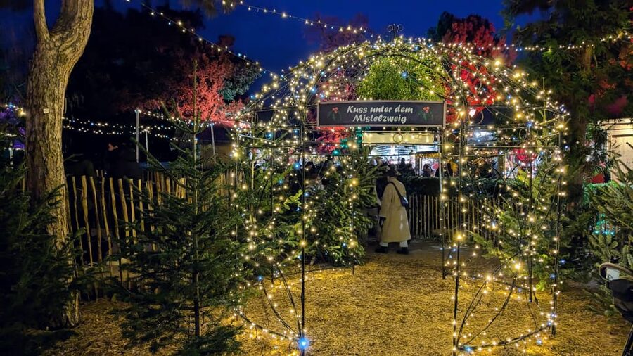 Vienna: Christmas Market Food and Drinks Tour - Duration, Pace, and What to Wear in December