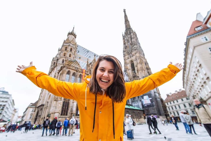 Vienna: Christmas Photoshoot with a Pro Photographer - A One-Hour Vienna Christmas Photoshoot That Gets You Real Results