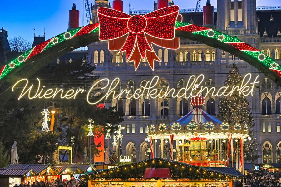 Vienna: Christmas Photoshoot with a Pro Photographer - Starting at Vienna State Opera: Get Your Bearings and First Portraits