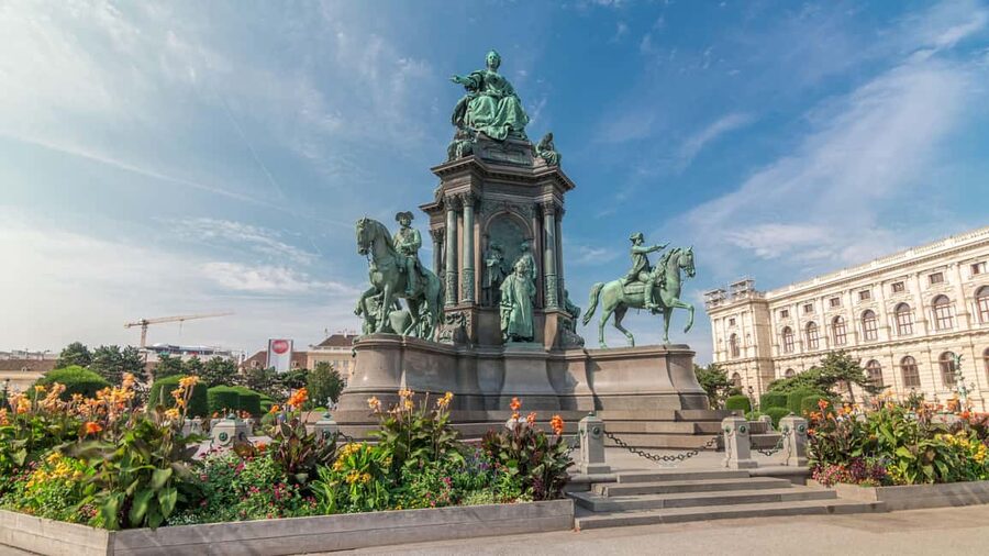 Vienna: Christmas Photoshoot with a Pro Photographer - Hofburg Palace and Heldenplatz: Imperial Vienna at Full Volume