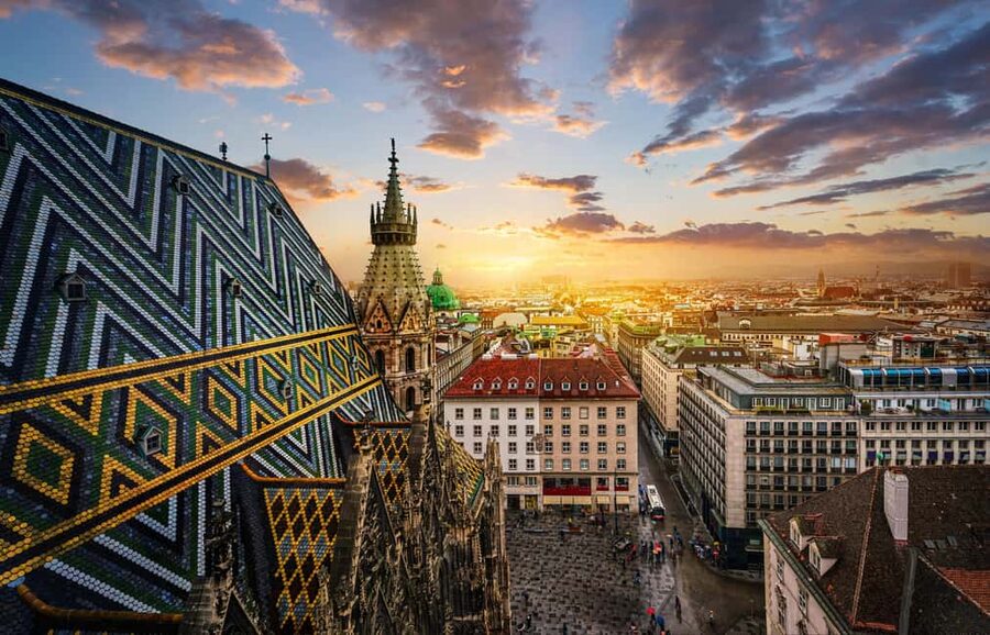 Vienna: Christmas Photoshoot with a Pro Photographer - From Austrian Parliament to Rathaus: Big Monuments and Clean Framing