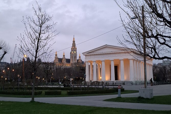 Vienna City Walk 3h - Unpacked & Hidden Places (DE/EN) - Greek deities in the palace quarter and a practical Kunsthistorisches Museum stop
