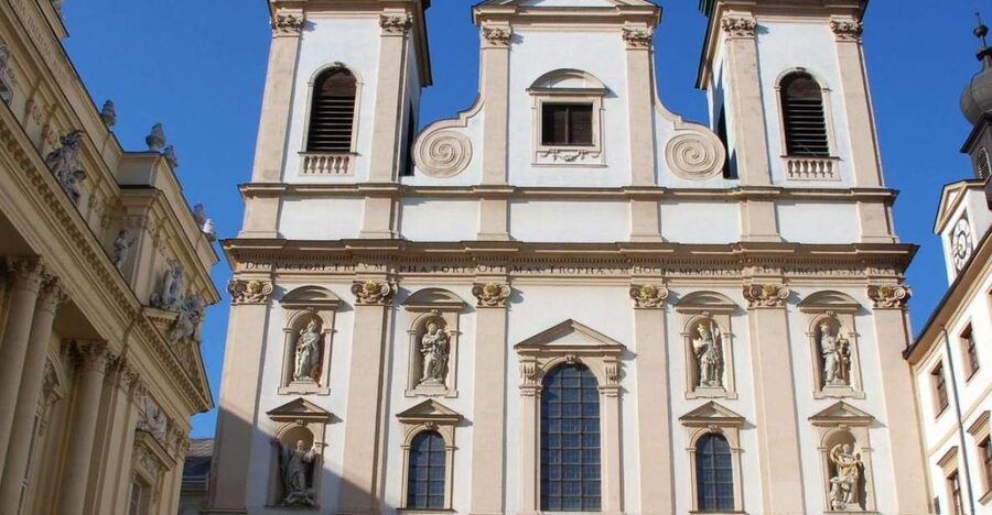 Vienna: Courtyards & Hidden Places Walking Tour - Palais Neupauer-Breuner and Deutsches Haus: Architecture With Personality