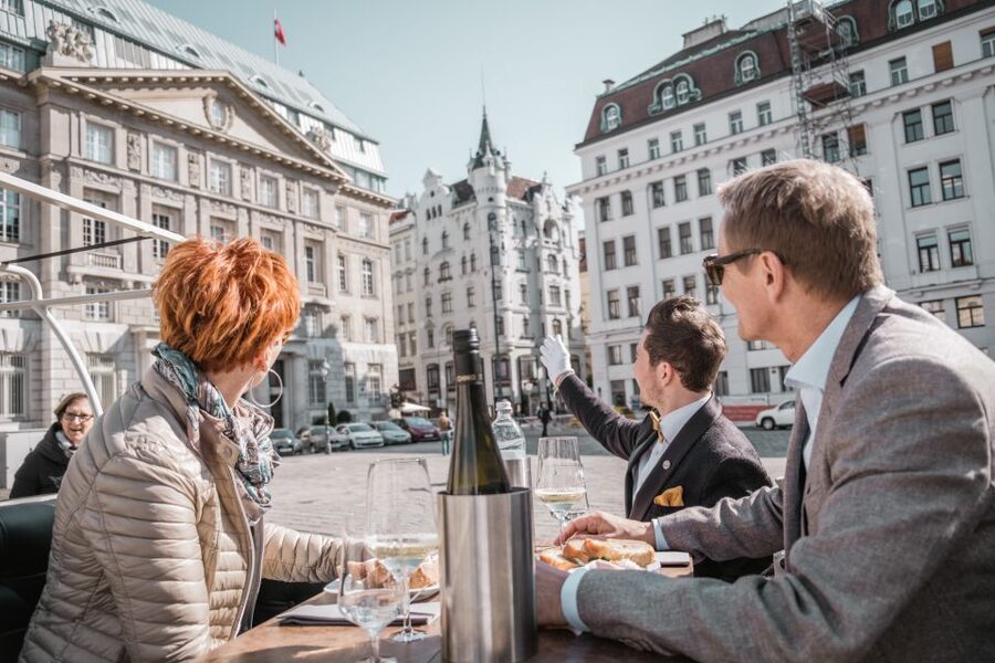 Vienna: Culinary Sightseeing Tour in an Electric Vintage Car - The Route: From Am Hof to the Ringstraße Without the Hassle