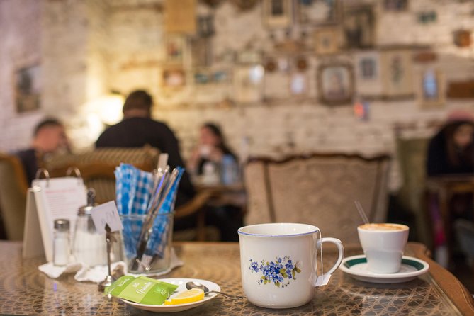 Vienna for Food Lovers: Cafés, Markets & Austrian Cuisine - Lunch that fills you up: schnitzel, goulash, and vegetarian mains