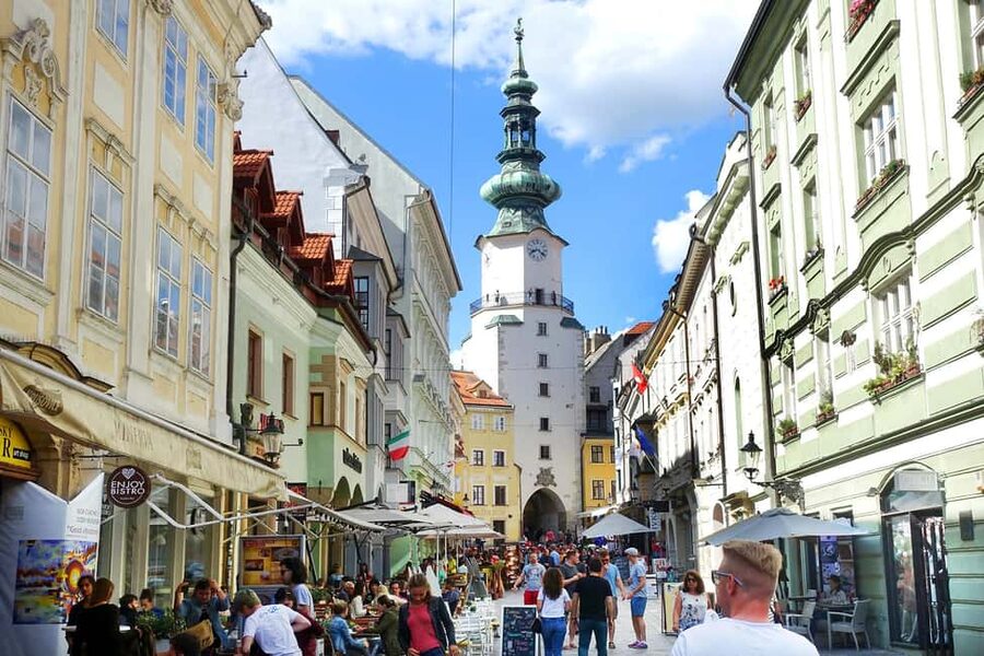 Vienna: Guided Bratislava & Devín Castle Tour via Hainburg - Why this Vienna-to-Bratislava circuit works