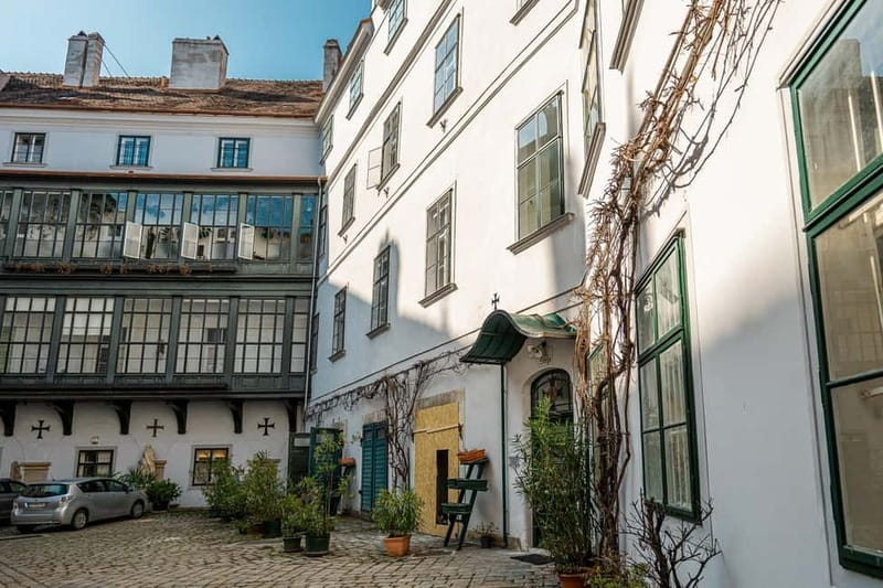 Vienna: Hidden courtyards Guided walking tour - The 2-hour rhythm: short walks, story stops, and real downtime