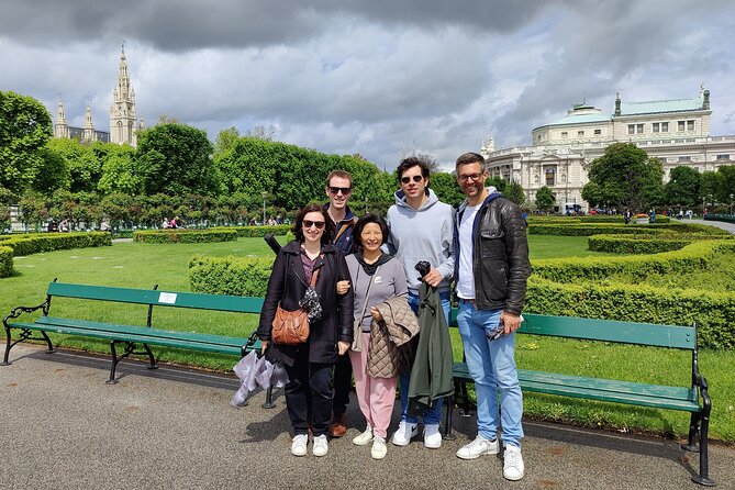 Vienna Highlight Tour - yue walk - Hofburg and Heldenplatz: The Imperial Center Worked Out in Stone