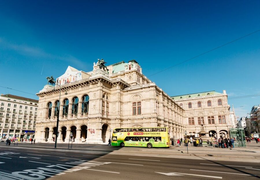Vienna: Hop-On Hop-Off Sightseeing Bus Tour in 19 Languages - Green Line in summer: Cobenzl and Grinzing viewpoints for a different Vienna