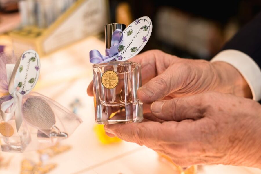 Vienna: KuK Perfumery Filz - Viennese Perfume Tasting - The Tasting Part, How the Scents Get Introduced