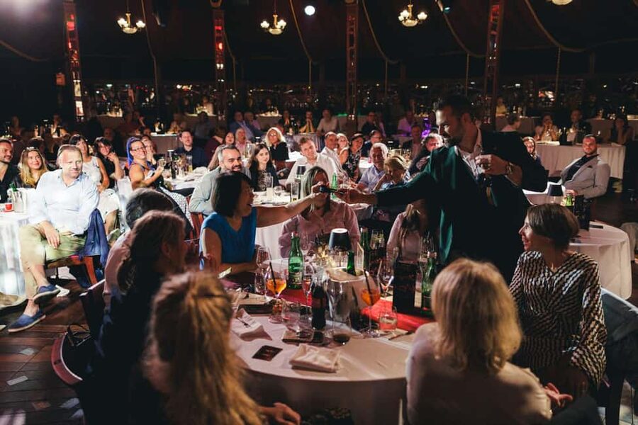 Vienna: Mirage Magic Dinner Show - The 3-hour flow: dinner pacing meets stage magic