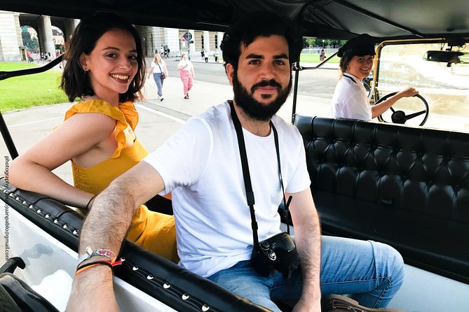 Vienna Oldtimer Tour (60 min) Incl. bottle of Prosecco - Parliament, Burgtheater, Rathaus, and the university belt