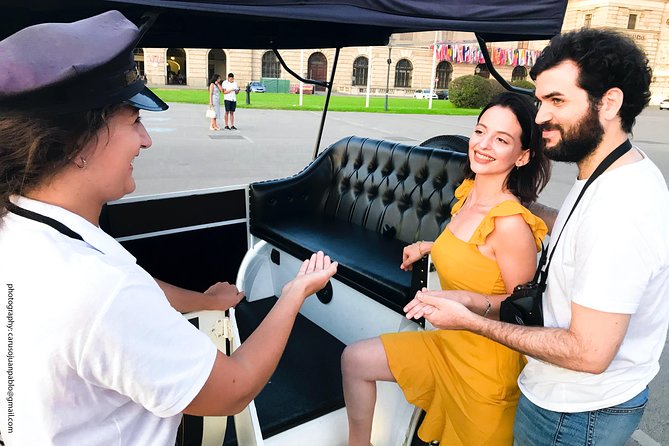 Vienna Oldtimer Tour (60 min) Incl. bottle of Prosecco - Historic squares and church stopovers: AM Hof and Minoritenkirche