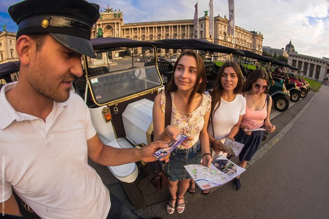 Vienna Oldtimer Tour (60 min) Incl. bottle of Prosecco - Hofburg to the museum facades: the “imperial” first hit