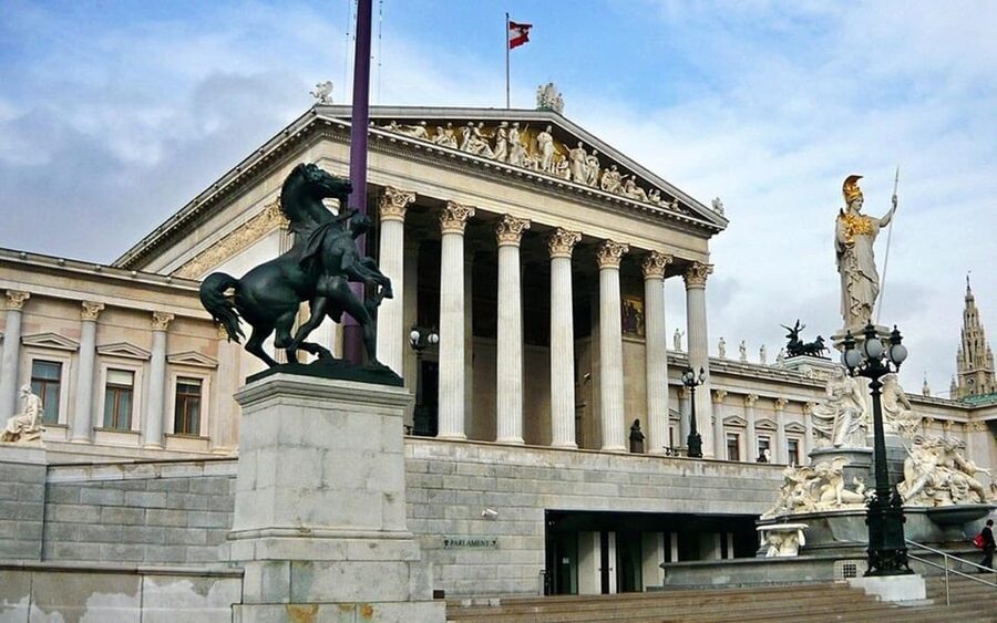 Vienna: Private Half-Day Sightseeing Tour - Belvedere and Schönbrunn: deciding how much palace time you want